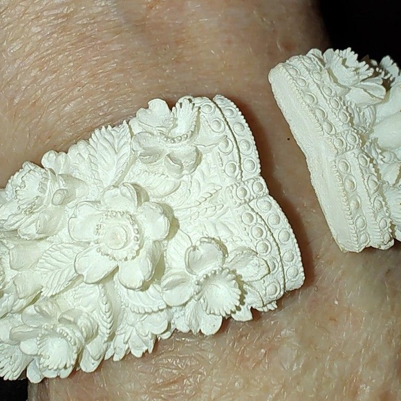 J112: Vtg French Celluloid Carved Floral Hinged Bangle - Picture 3 of 3